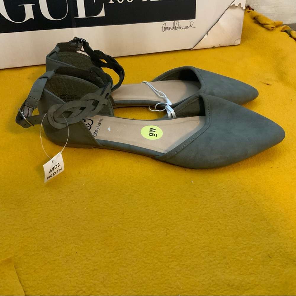 Daisy Fuentes ankle strap grey women flats size 9W